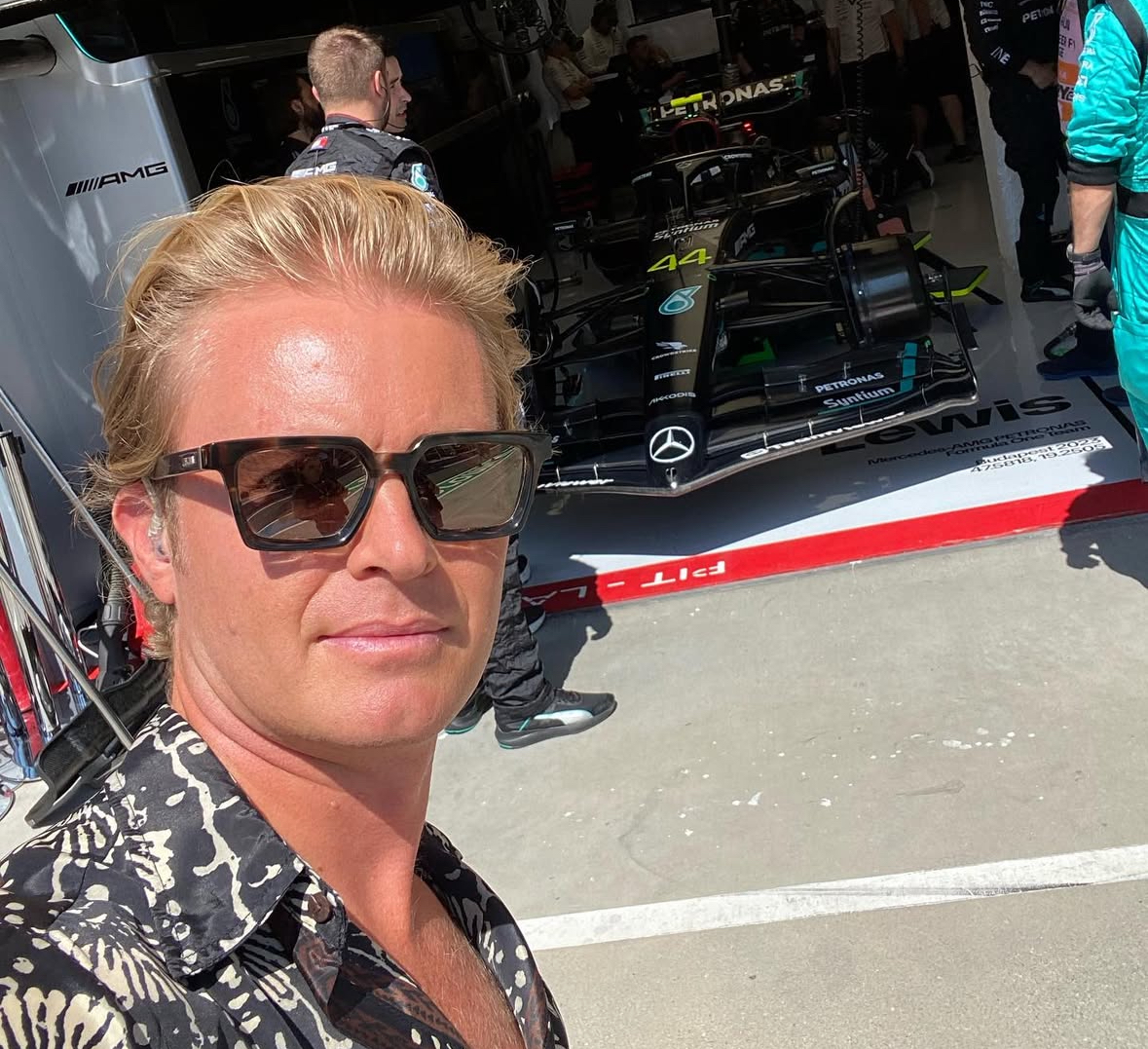 What made Nico Rosberg retire from F1 immediately after winning his championship?